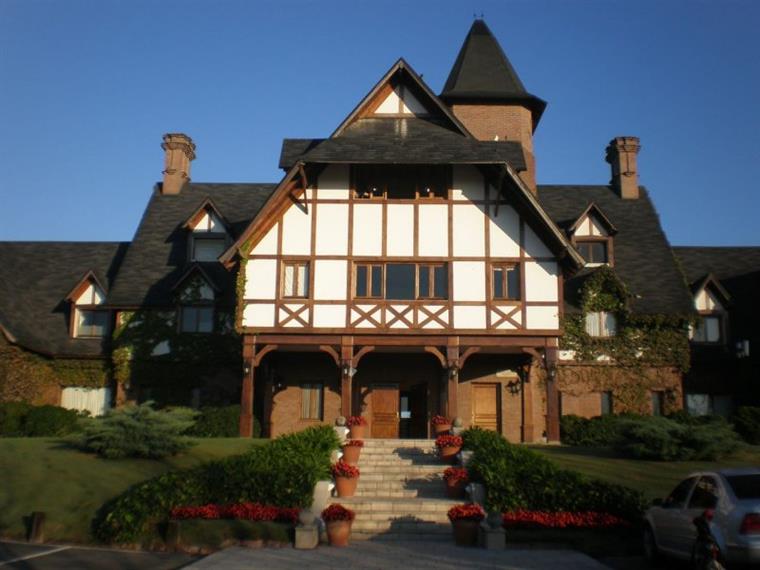 The clubhouse from the drive